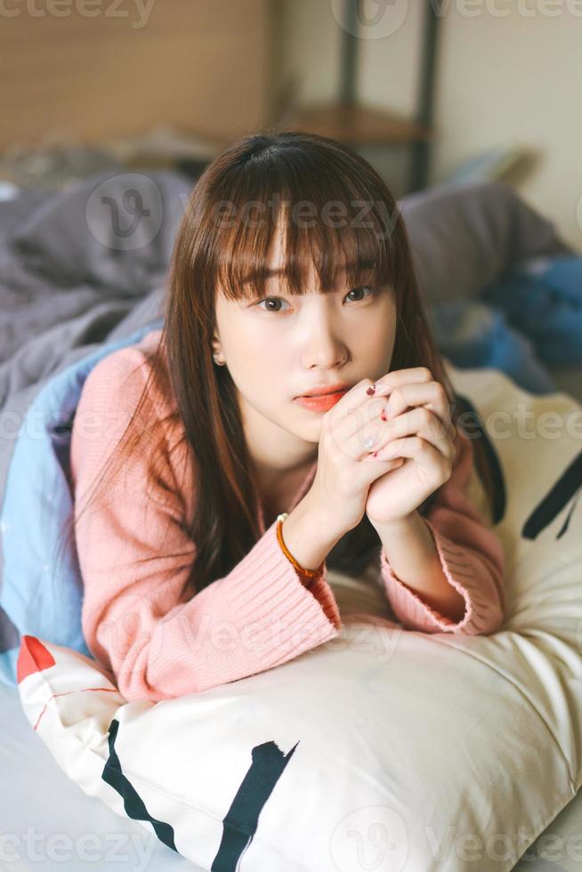 ritratto giovane adulto asiatico donna rilassare nel Camera da letto su mattina. foto