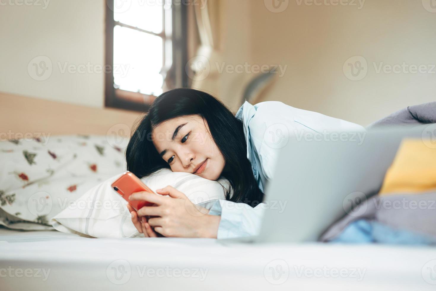 giovane adulto singolo donna utilizzando smartphone nel il mattinata per sociale Messaggio App Chiacchierare con amico foto