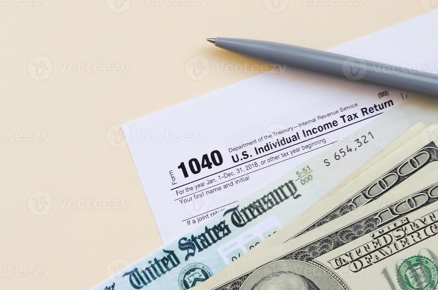 1040 individuale reddito imposta ritorno modulo con rimborso dai un'occhiata e centinaio dollaro fatture su beige sfondo foto