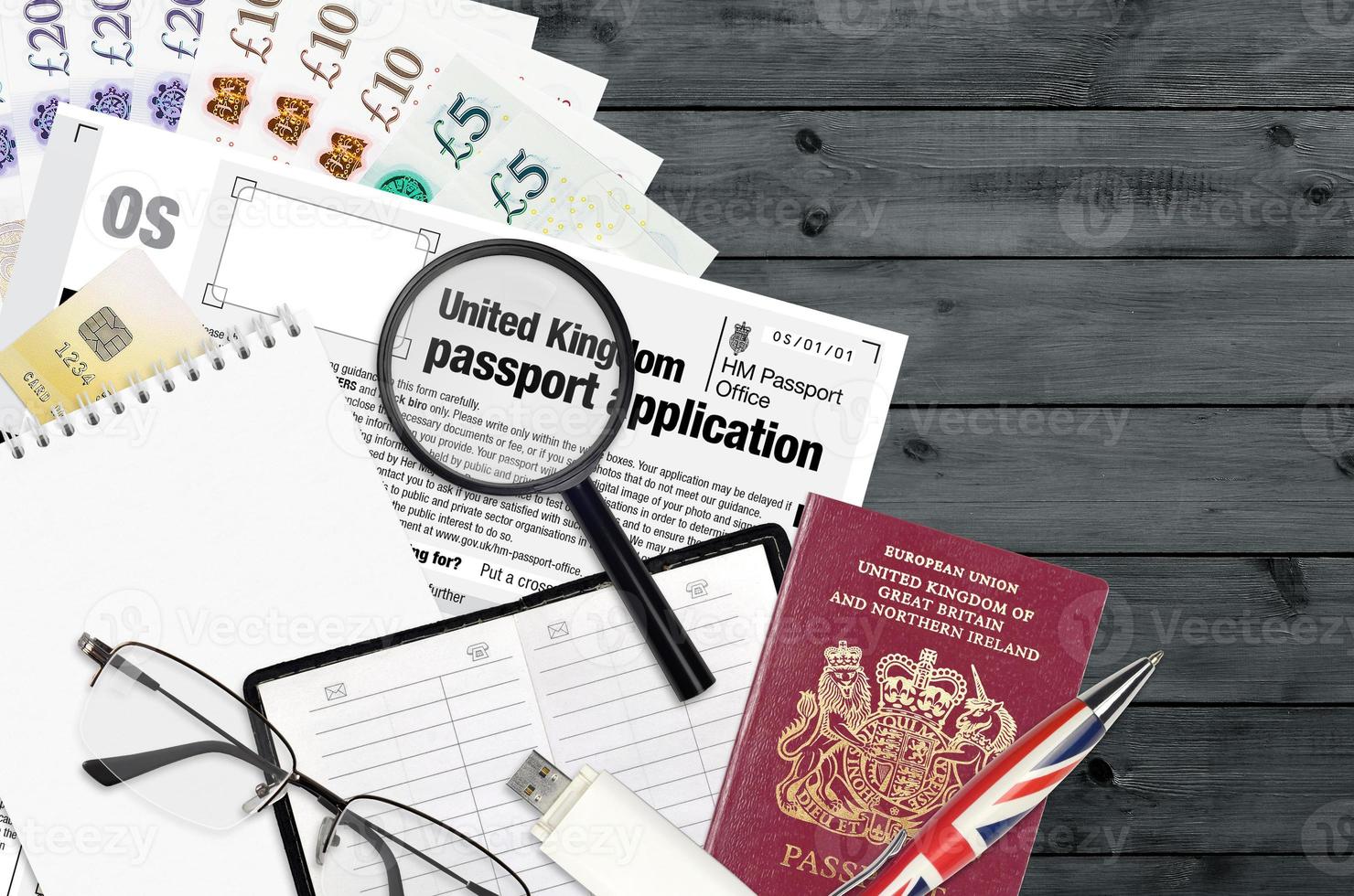 inglese modulo os unito regno passaporto applicazione a partire dal hm passaporto ufficio bugie su tavolo con ufficio Oggetti. UK passaporto lavoro d'ufficio foto