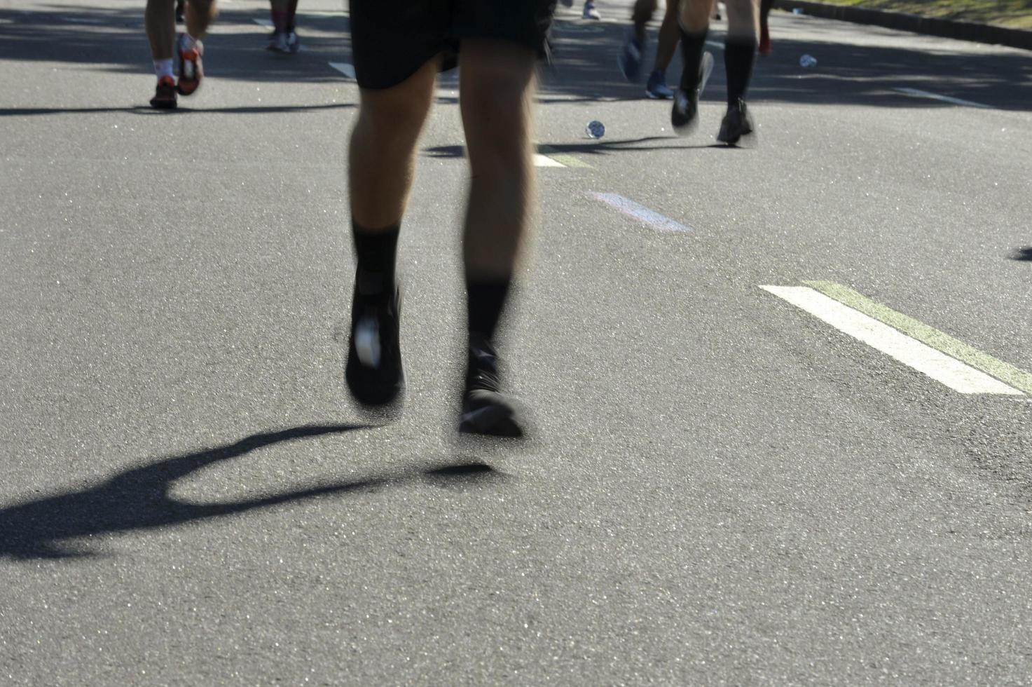 strada gara, mostrando il sfoca movimento gambe di il corridori foto