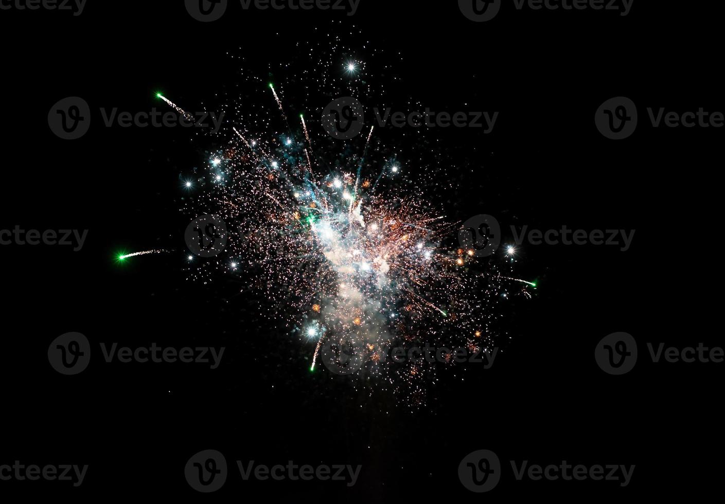 luminosa e colorato fuoco d'artificio esplicazioni a un' nero notte foto