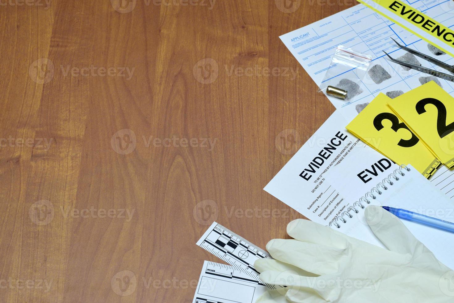 lavoro d'ufficio durante crimine scena indagine processi nel csi laboratorio. prova etichette con impronta digitale richiedente e gomma da cancellare guanti su vuoto tavolo foto
