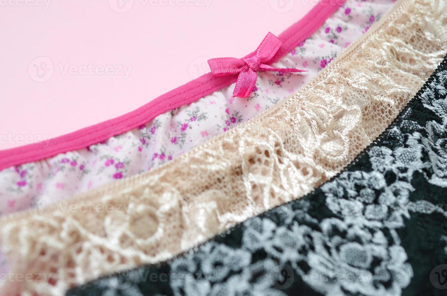 bianca, nero e rosa donne biancheria intima con pizzo su rosa sfondo con copia spazio. pubblicità per negozio di bellissimo e confortevole donne biancheria intima foto