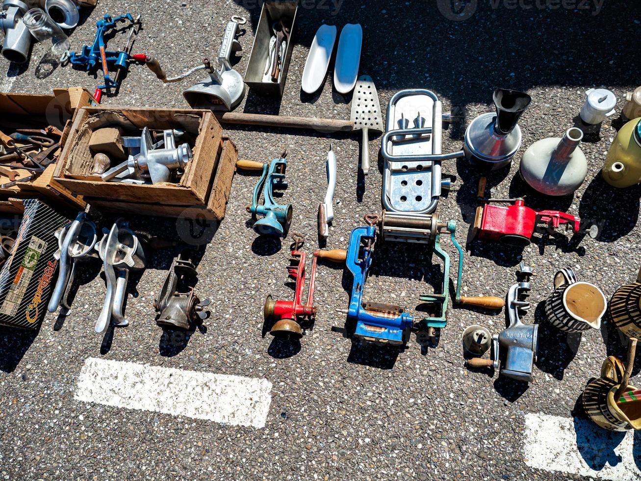 sorprendente vecchio cose a un' Pulce mercato nel Alsazia foto