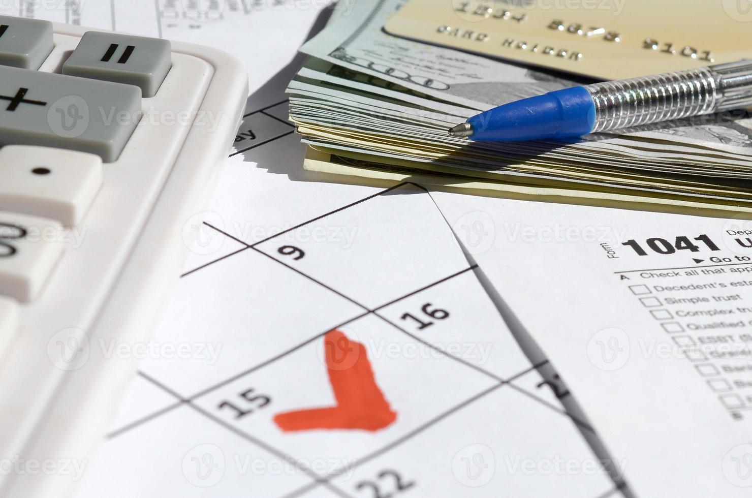 1041 reddito imposta ritorno per proprietà e si fida vuoto con dollaro fatture, calcolatrice e penna su calendario pagina con segnato 15 aprile foto