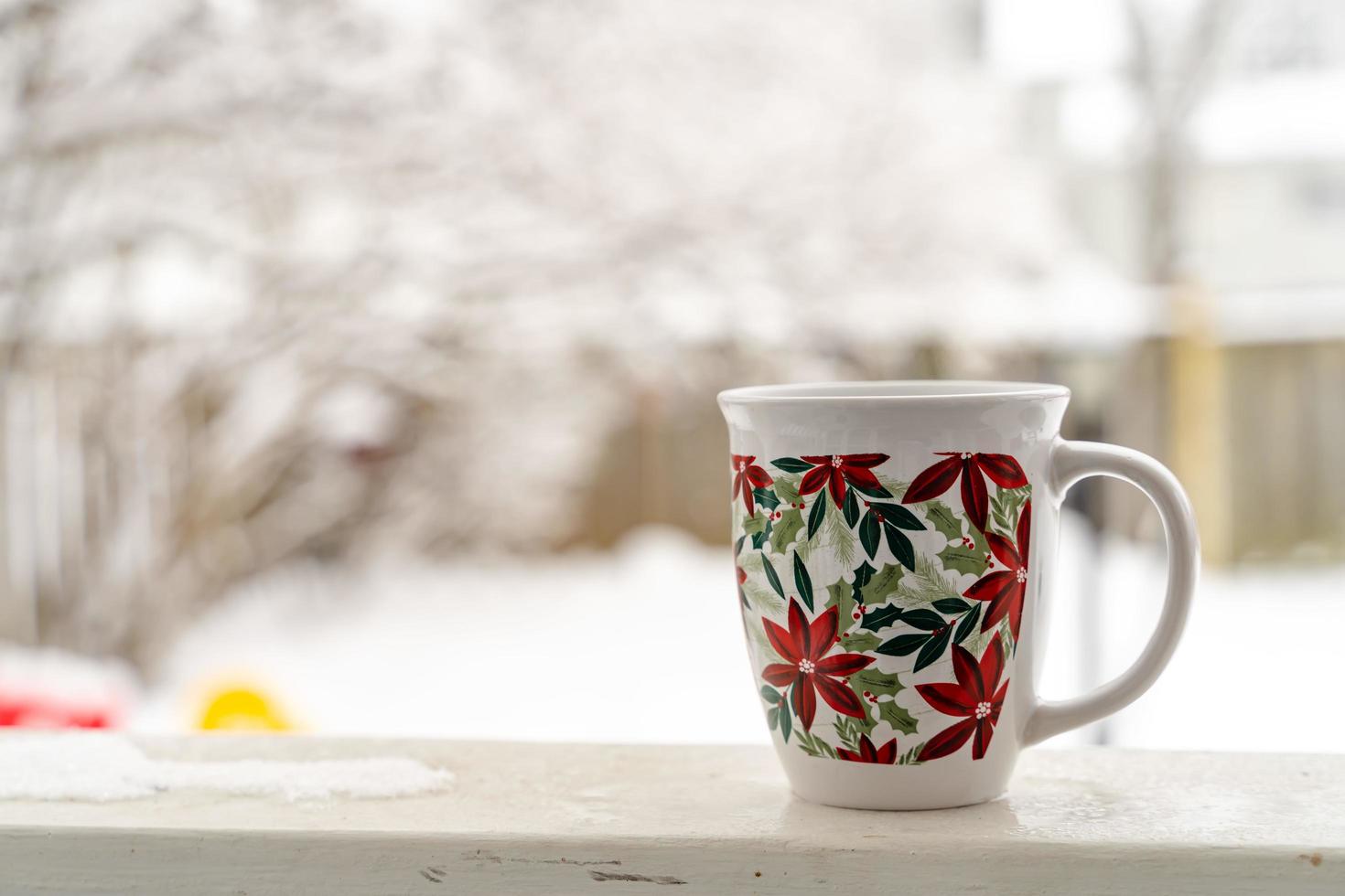 rilassante e potabile caffè o tè, il tazze di caffè su un' neve giorno, su balcone. rilassamento concetto. sfocato sfondo di bellissimo . foto