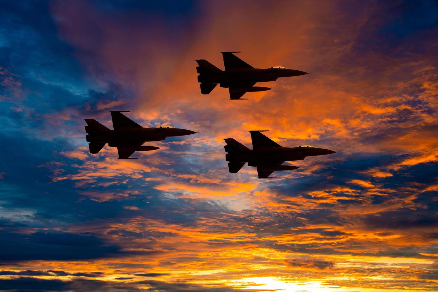 silhouette aereo con bellissimo colorato tramonto cielo sfondo. foto