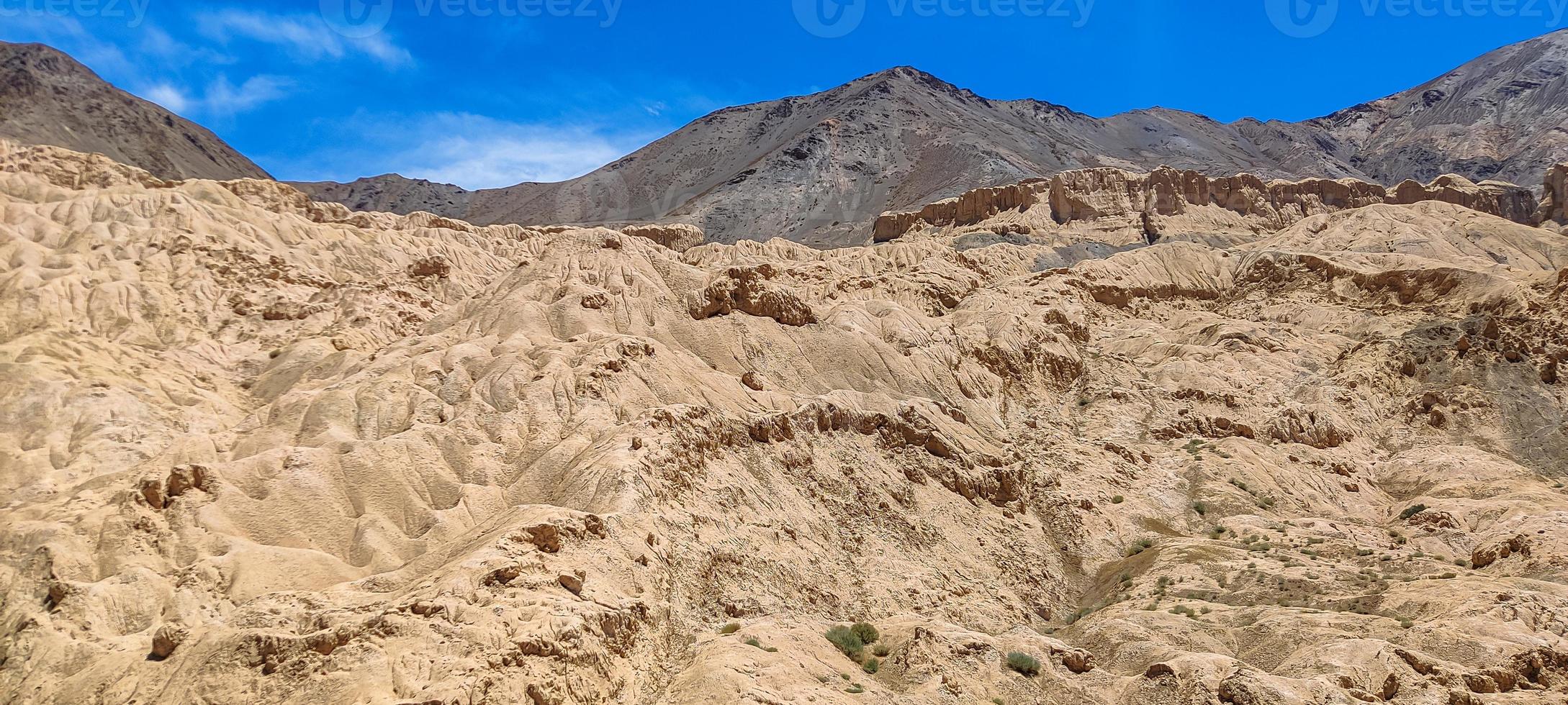 bellissimo montagna e nuvoloso cielo Visualizza di jammu e kashmir foto