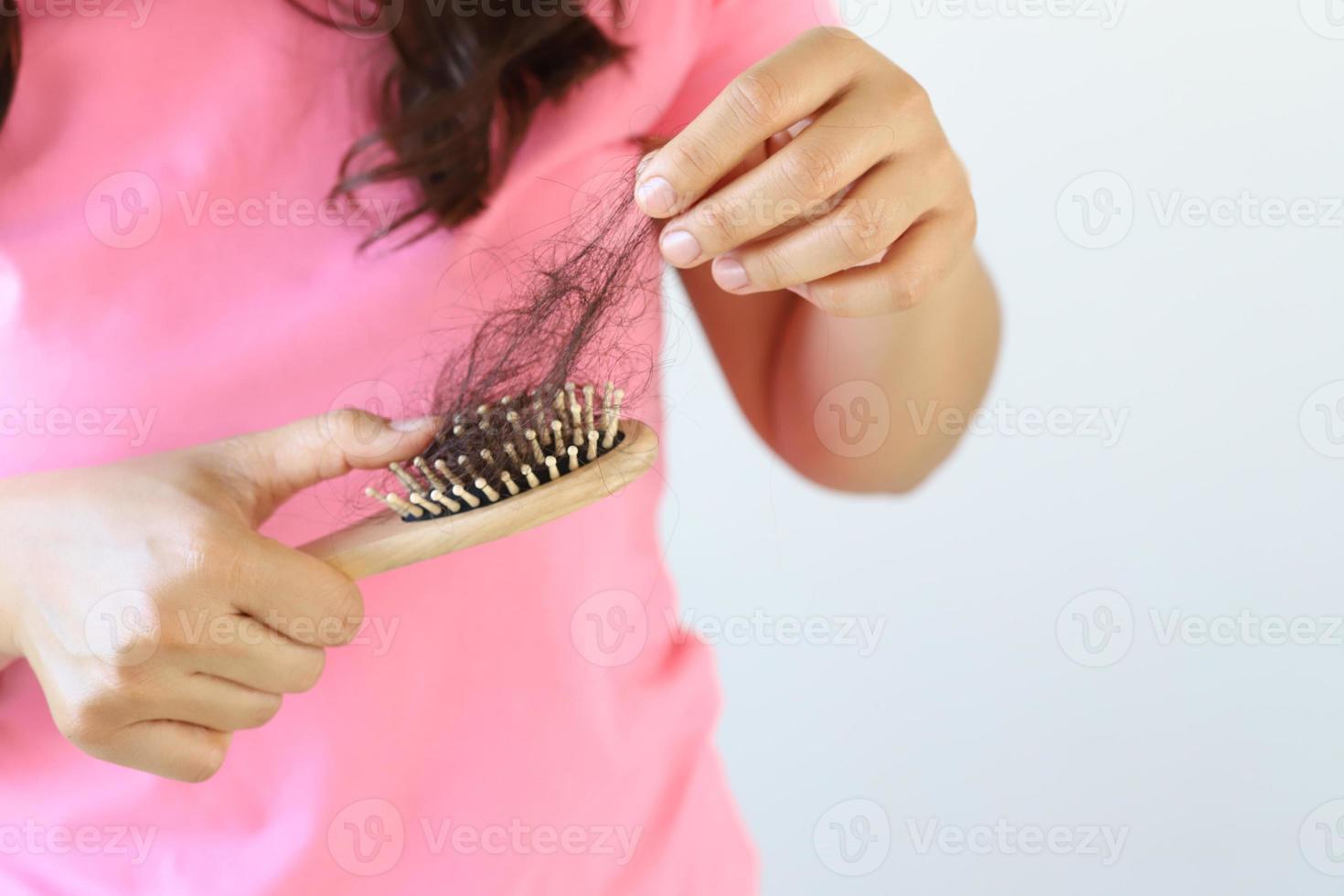 capelli perdita nel il spazzola di il donna foto