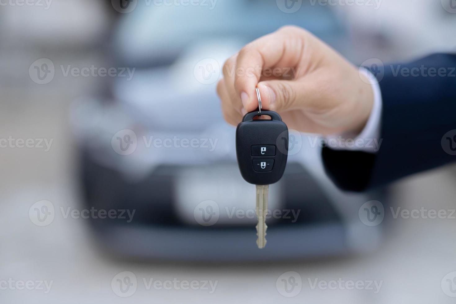 venditore è trasporto il auto chiavi consegnato per il cliente a il showroom con un' Basso interesse offerta. speciale promozione foto