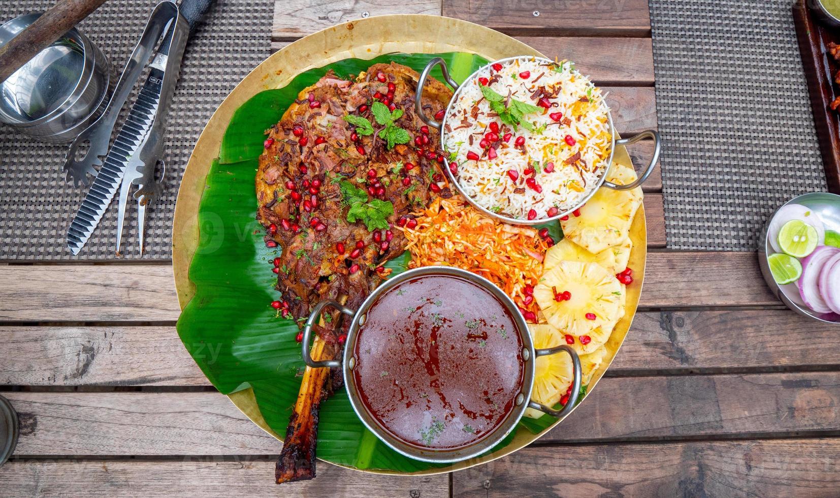 pecora gamba cucinato al di sopra di carbone nel India foto