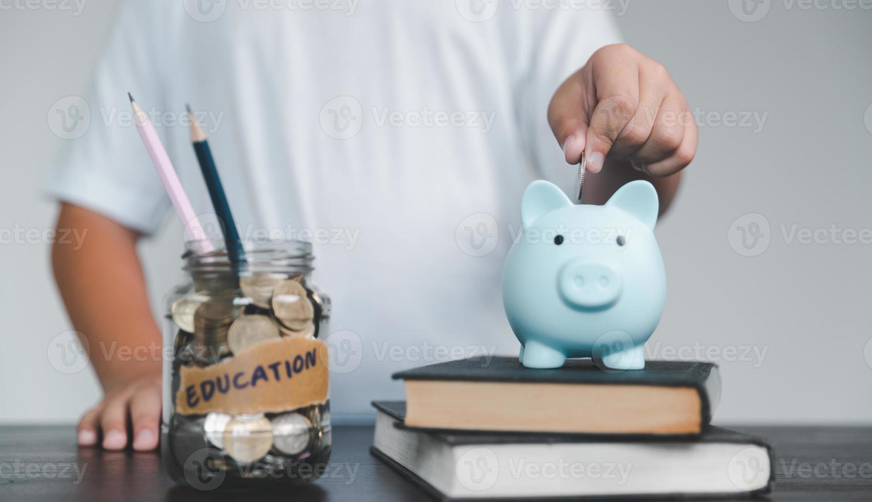 Salvataggio i soldi moneta con bancario investimento, finanza formazione scolastica concetto. pianificazione alunno prestito per studiando all'estero per Università o Università livello. futuro figli di formazione scolastica fondo Contanti. in crescita Salvataggio foto