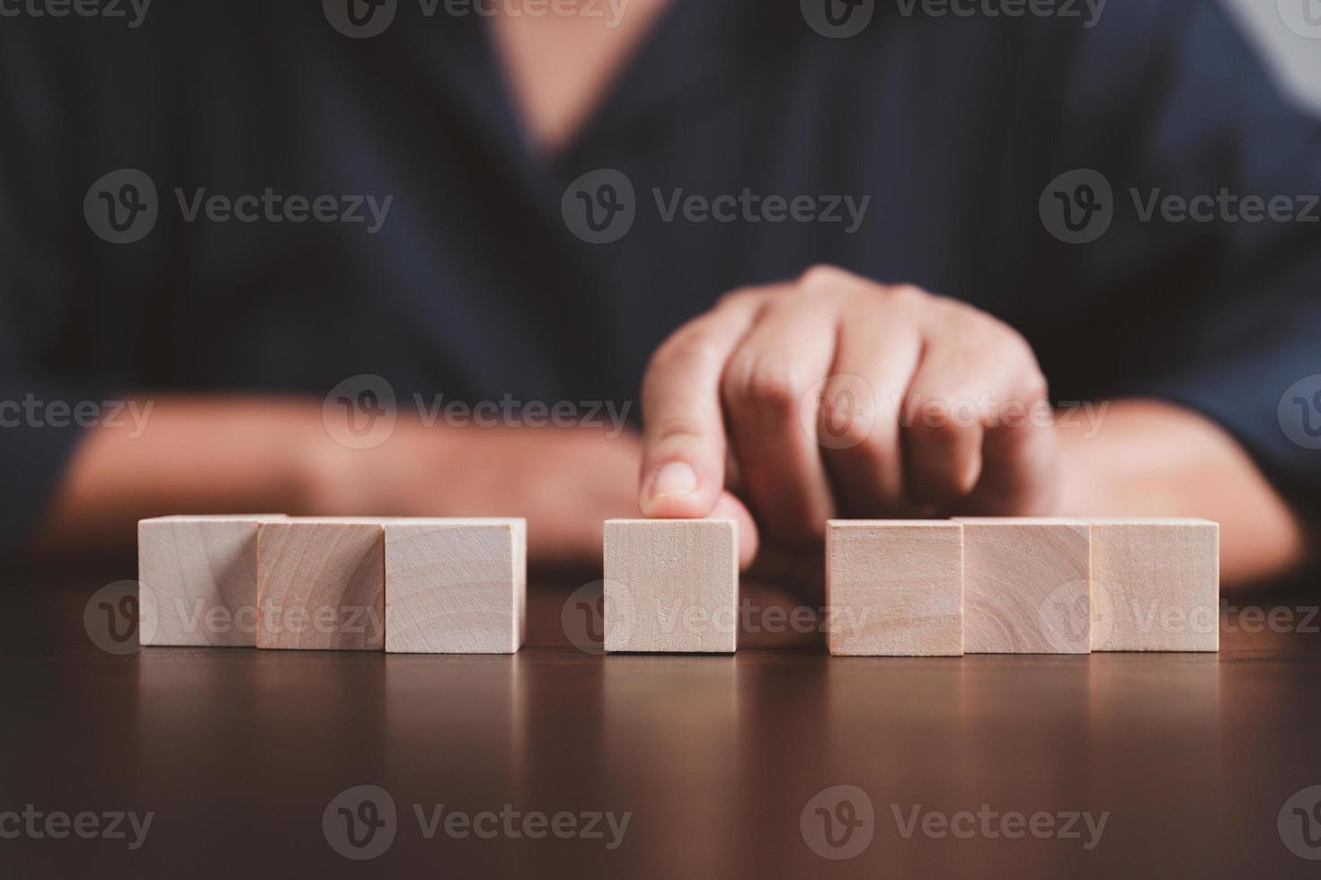 vuoto legna cubo o di legno bloccare oggetto per sfondo uso con copia spazio. cerchio o piazza scatola giocattoli per inserzione concetto icona simbolo di attività commerciale formazione scolastica strategia successo. geometria per creatività. foto