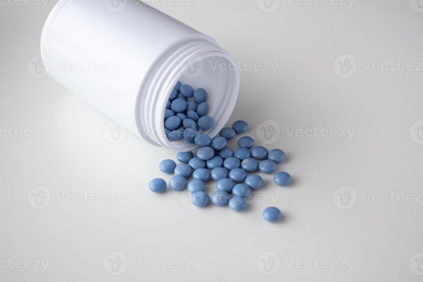 blu medicina pillole con bottiglia su bianca sfondo foto