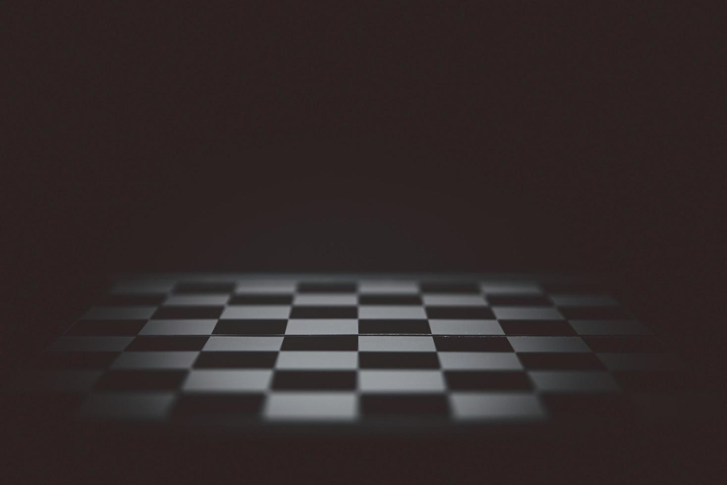 vicino su vuoto scacchi tavola su buio sfondo.strategia comando e successo concetto attività commerciale. foto
