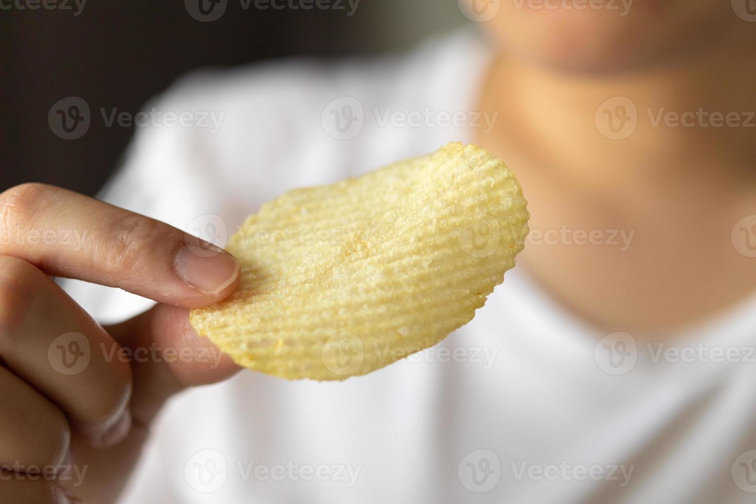mano hold Patata patatine fritte pronto per mangiare foto