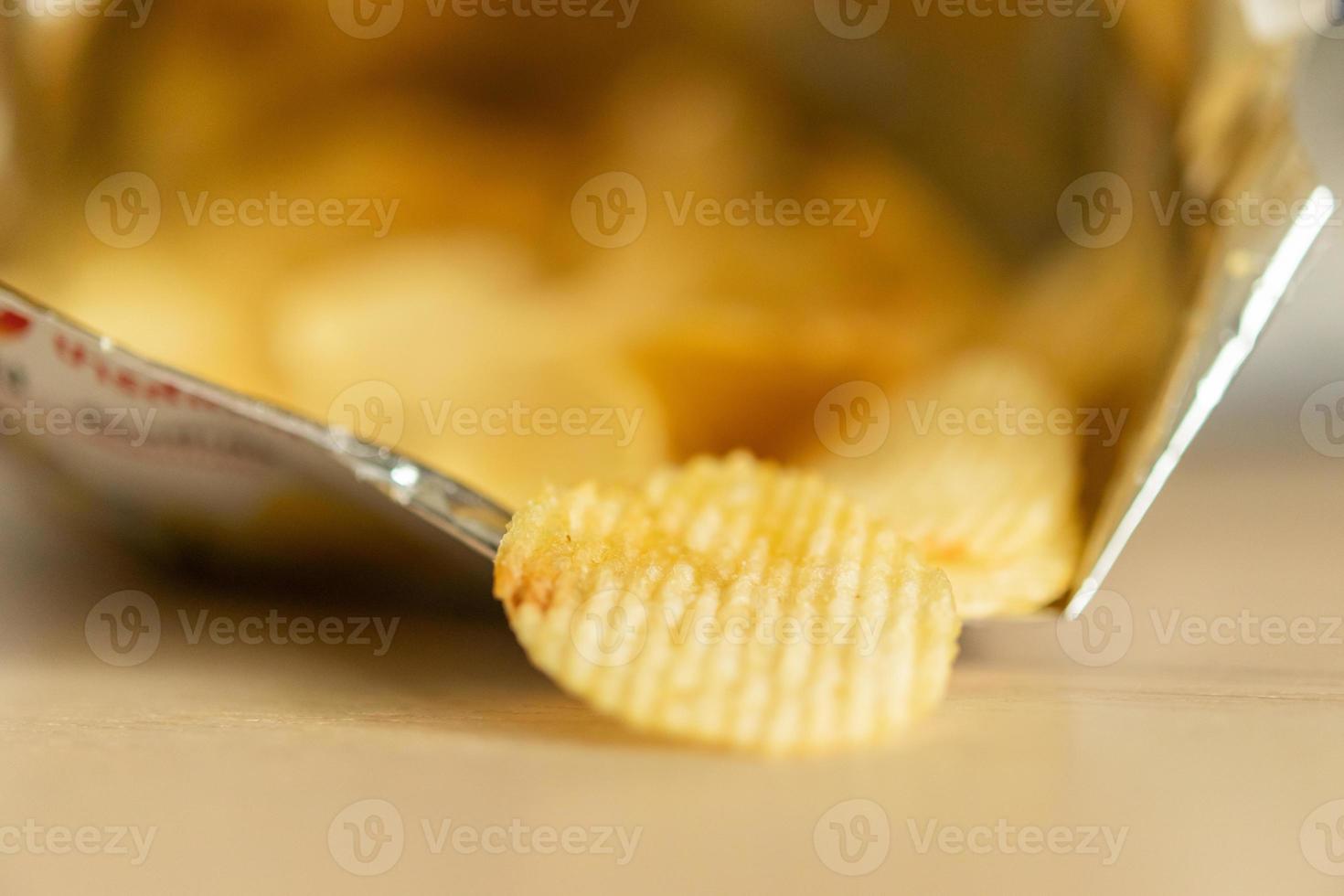 croccante Patata patatine fritte nel merenda Borsa su legna tavolo foto