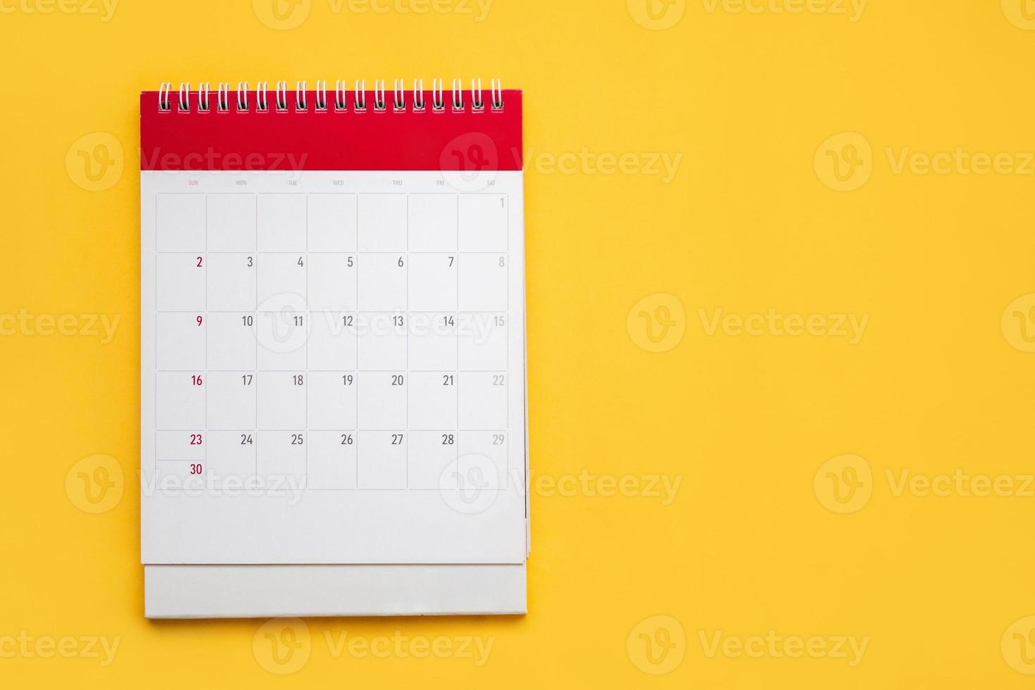 calendario pagina su giallo sfondo attività commerciale pianificazione appuntamento incontro concetto foto