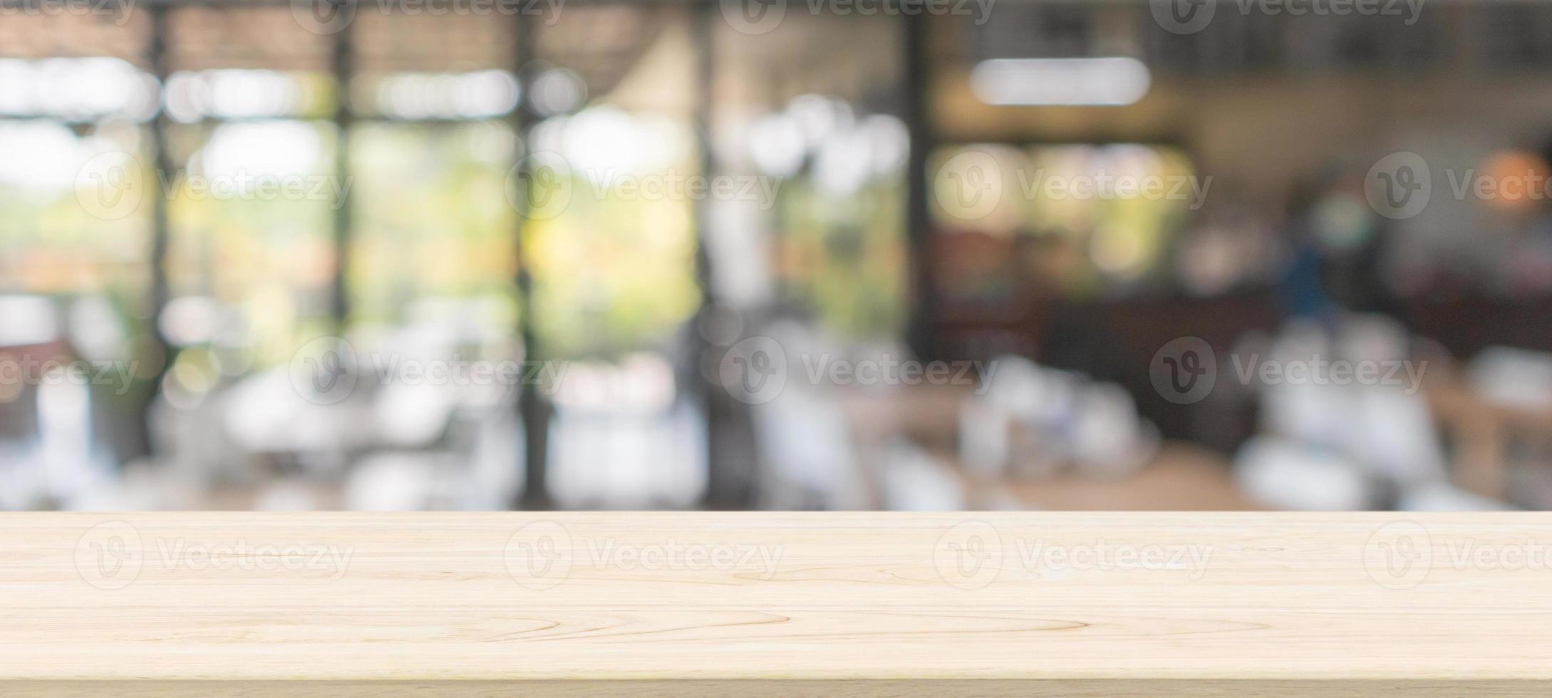 vuoto legna tavolo superiore con bar ristorante interno sfocatura sfondo foto