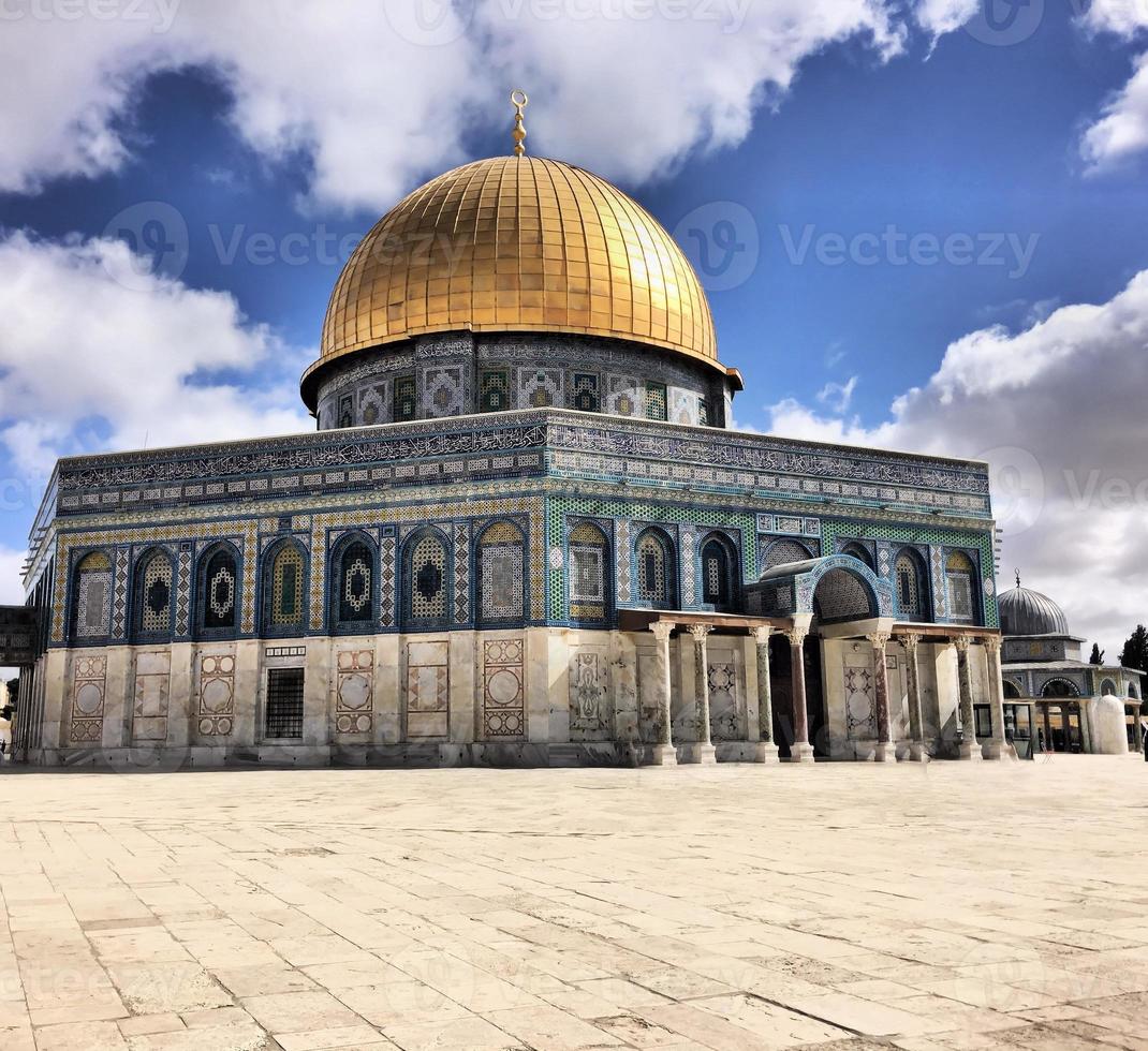 una veduta della cupola della roccia a gerusalemme foto