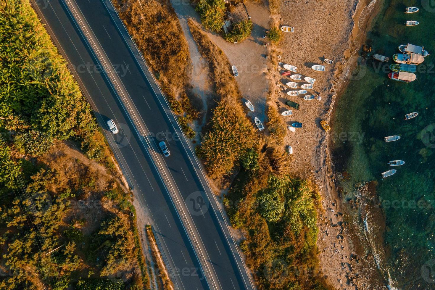 strada.aerea e onde galleggiante per il roccioso costa. foto