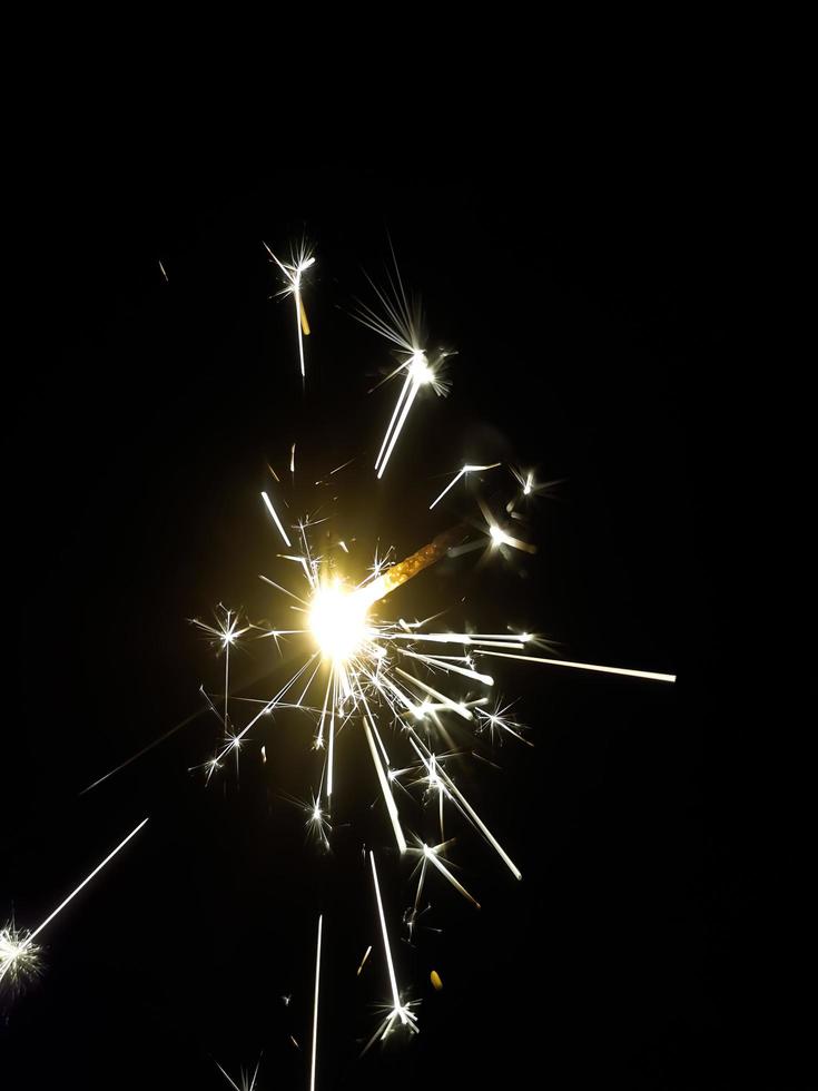 scintillante fuochi d'artificio su un' nero sfondo foto