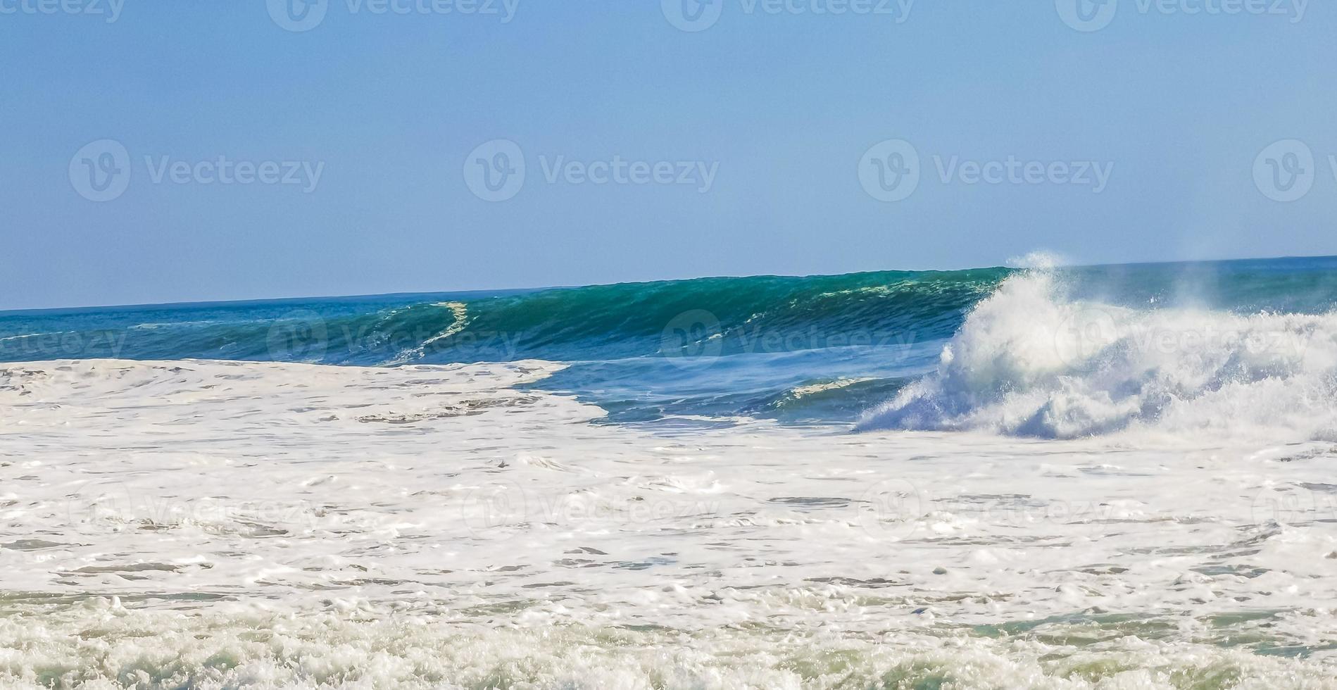 estremamente enorme grande surfer onde a spiaggia puerto escondido Messico. foto