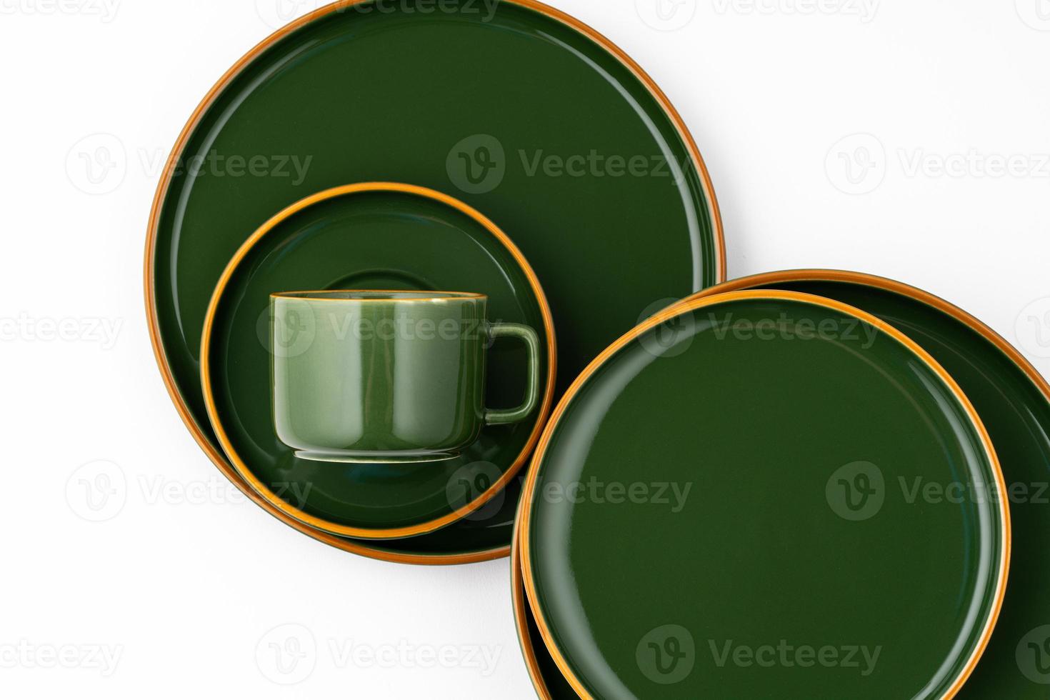 un' impostato di verde ceramica piatti e caffè boccale su un' bianca sfondo foto