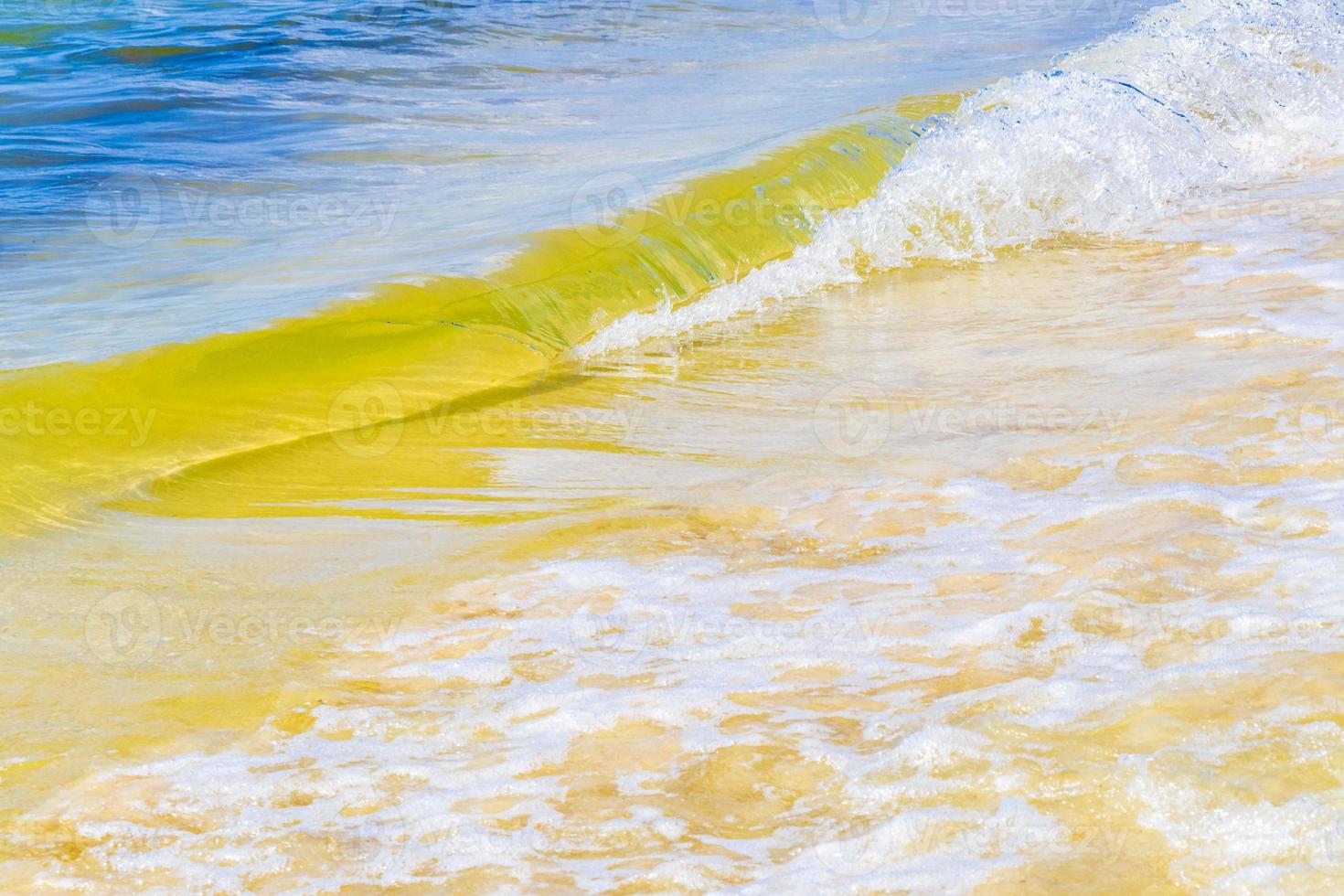 onde a tropicale spiaggia caraibico mare chiaro turchese acqua Messico. foto