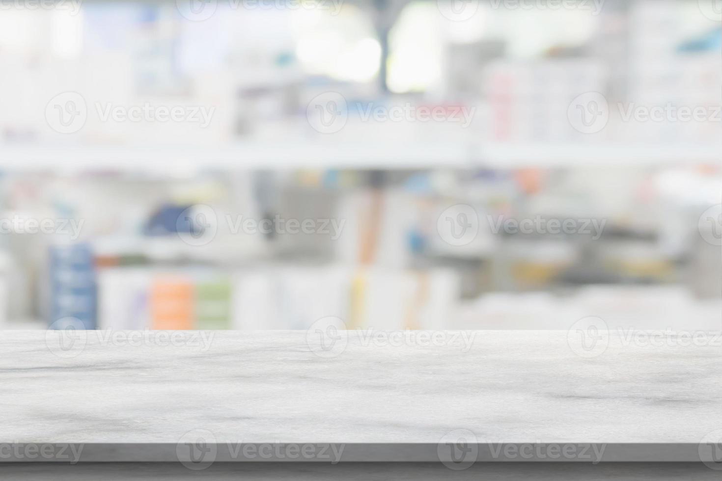 vuoto bianca marmo contatore superiore con sfocatura farmacia farmacia scaffali sfondo foto