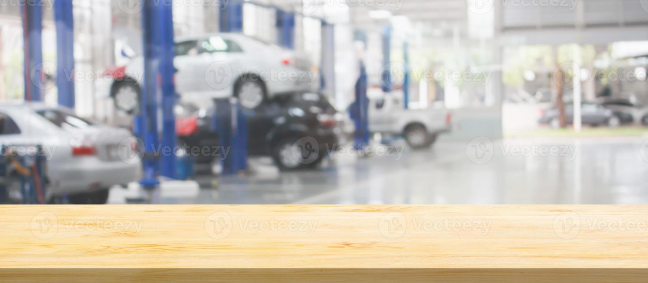 vuoto legna tavolo superiore con auto servizio centro auto riparazione laboratorio sfocato sfondo foto