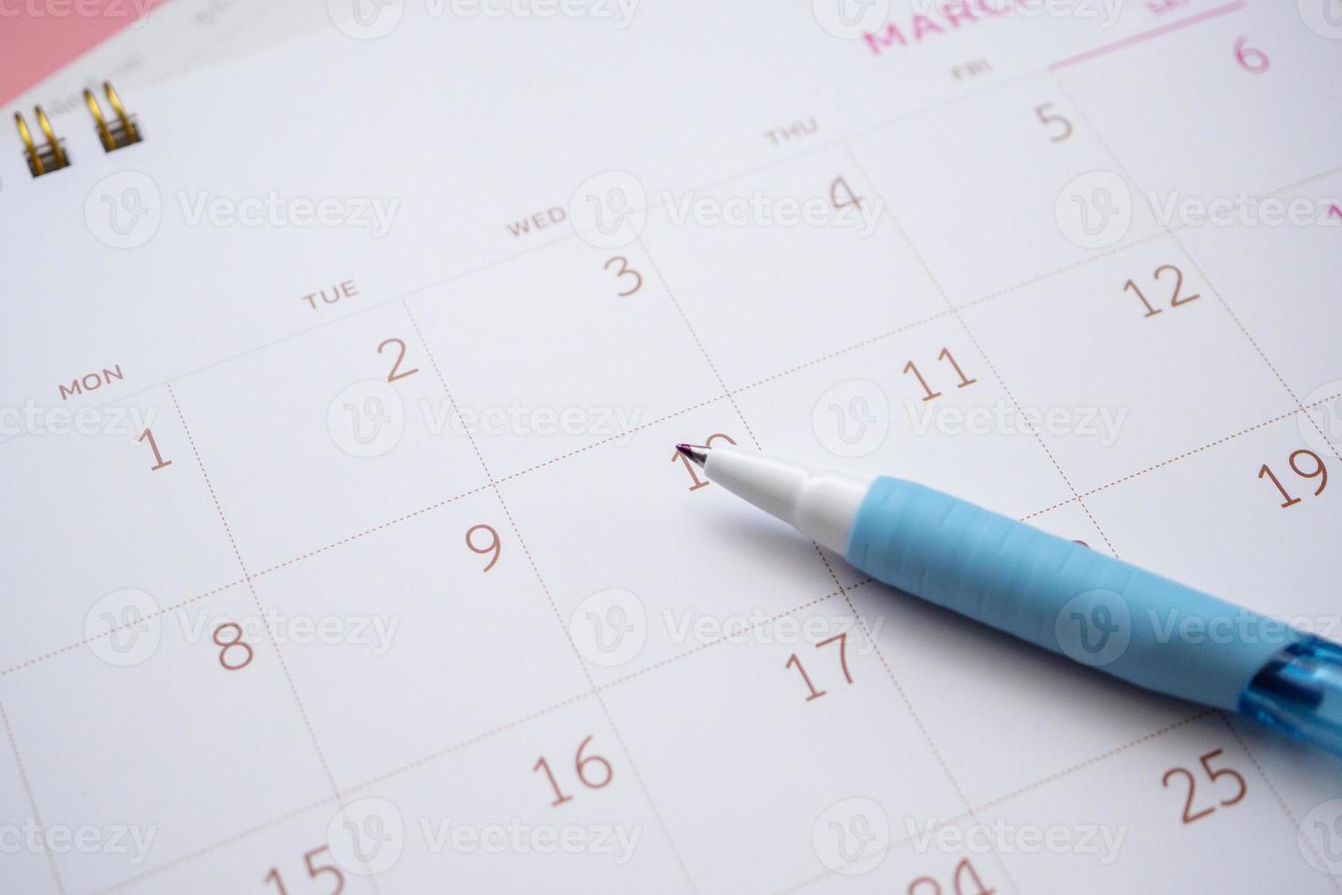 calendario pagina con penna vicino su sfondo attività commerciale pianificazione appuntamento incontro concetto foto