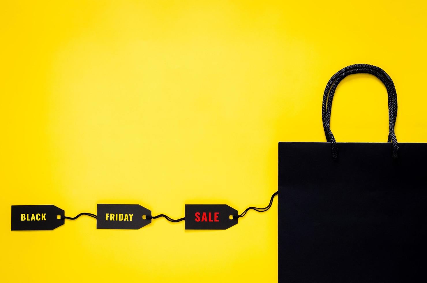 nero shopping carta Borsa con nero prezzo tag su giallo sfondo per nero Venerdì shopping vendita concetto. foto