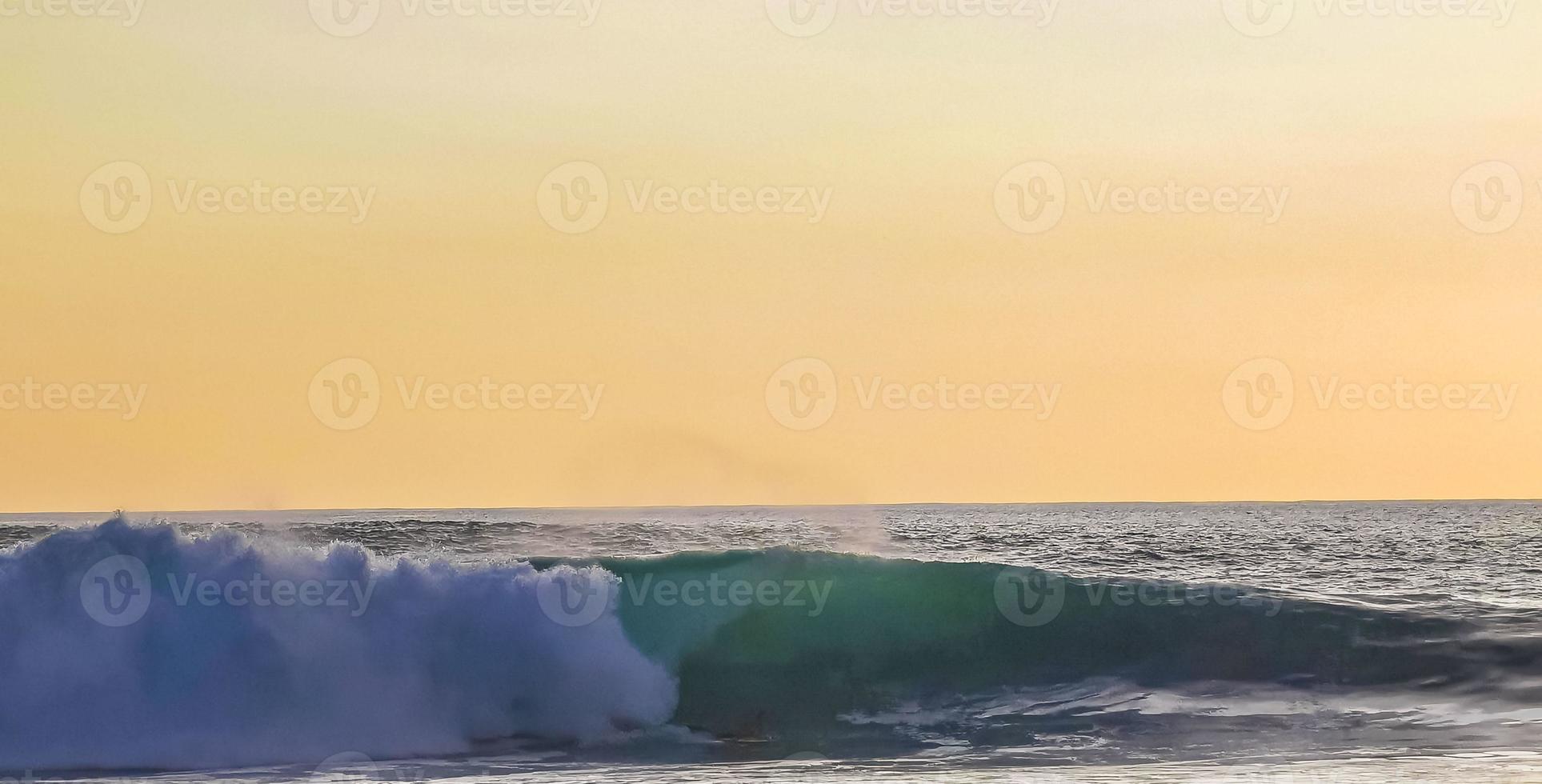 colorato d'oro tramonto grande onda e spiaggia puerto escondido Messico. foto