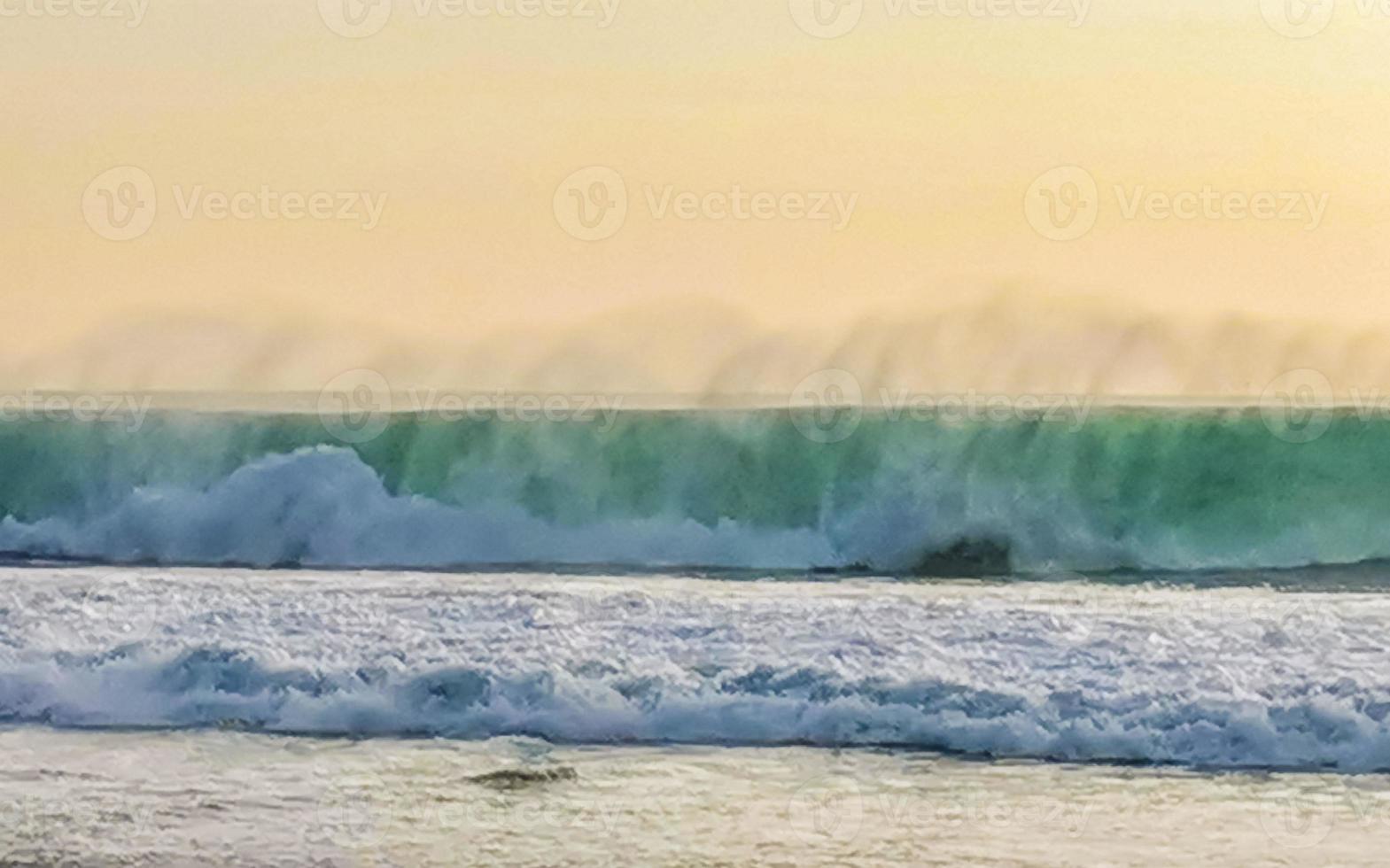 colorato d'oro tramonto grande onda e spiaggia puerto escondido Messico. foto