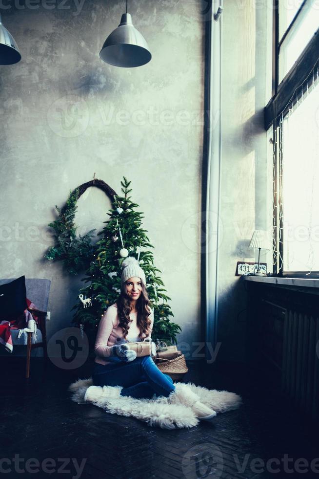 donna nel cappello con Natale presente scatola foto