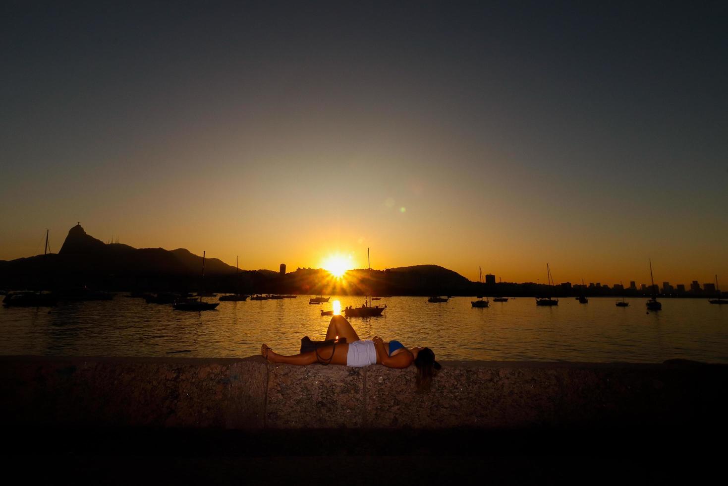 rio de janeiro, rj, brasile, 2022 - tramonto a quartiere di Urca, tradizionale Quartiere nel rio de janeiro - ragazza nel silhouette foto