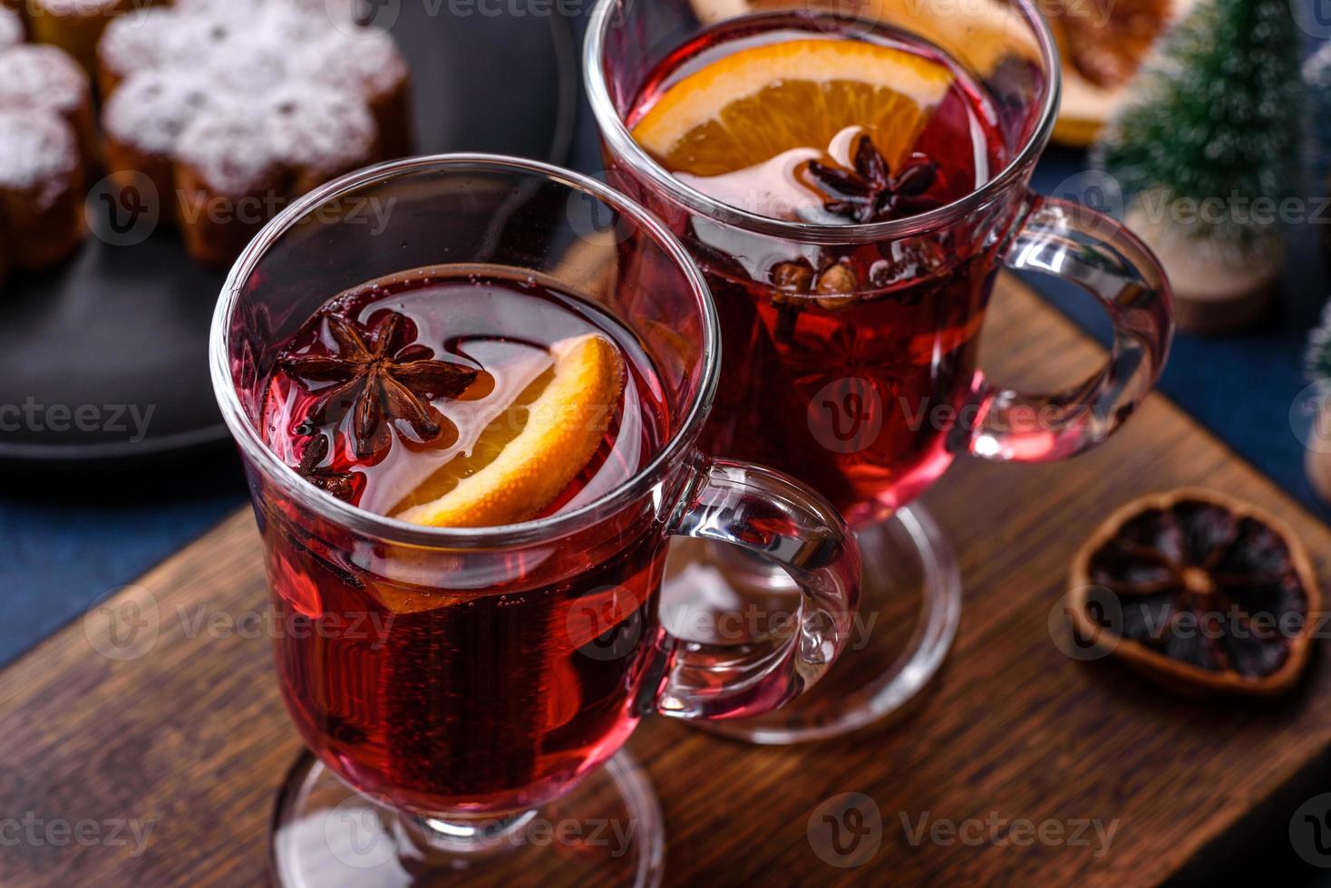 caldo vin brulé vino con un' fetta di arancia, con cannella, Chiodi di garofano e altro spezie foto