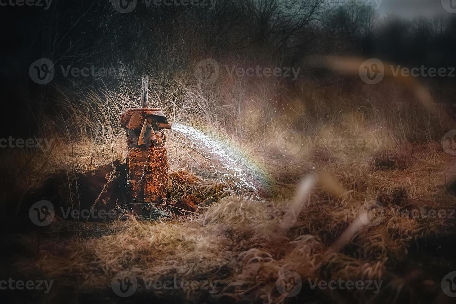 acqua flussi a partire dal un vecchio rubinetto foto