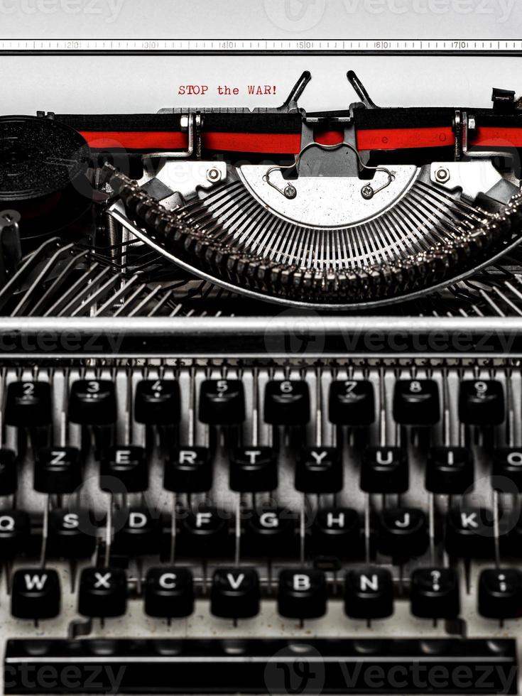 fermare il guerra nel Ucraina. digitato su un' Vintage ▾ macchina da scrivere. foto