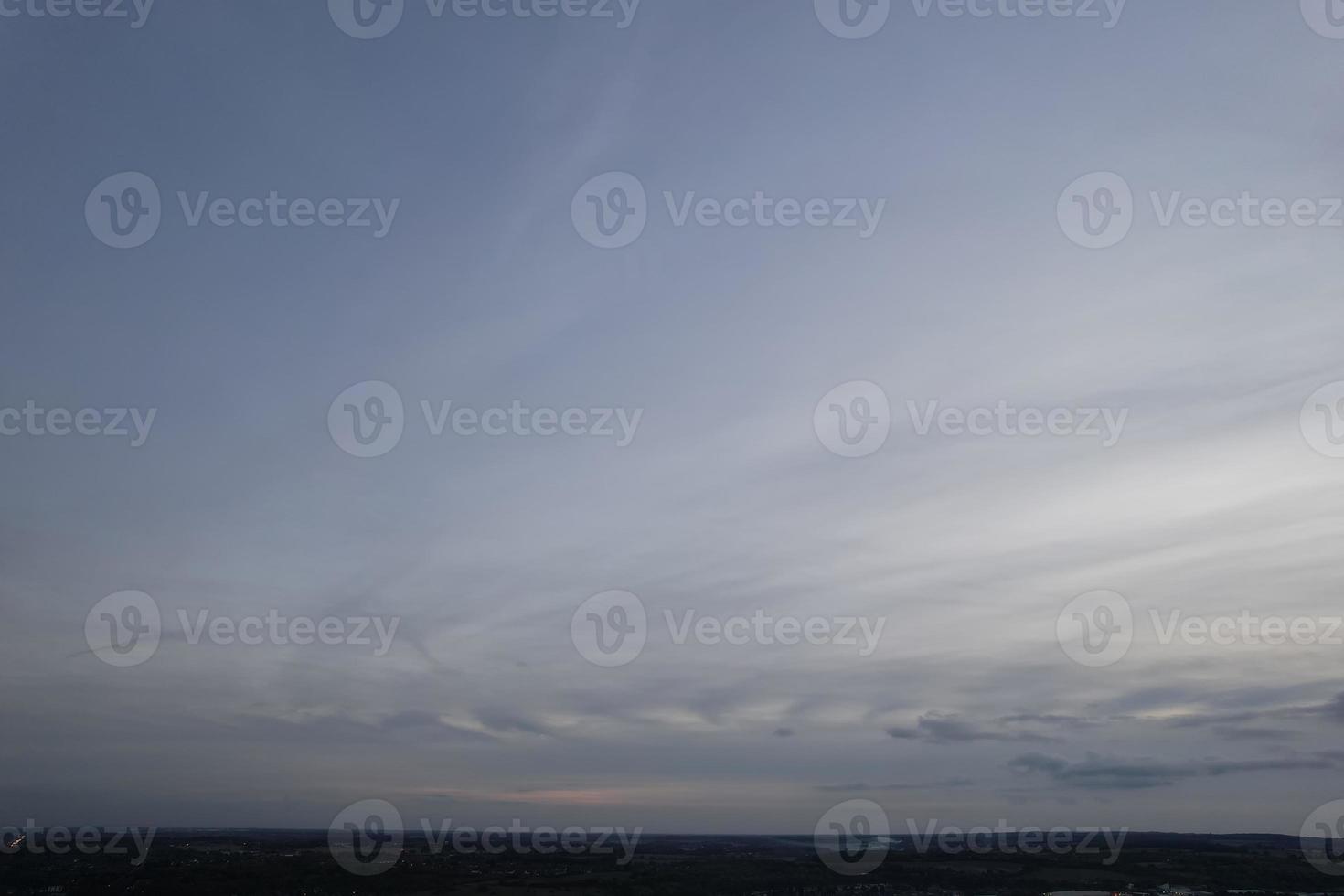 bellissimo cielo con drammatico nuvole di droni alto angolo metraggio al di sopra di città di Inghilterra UK foto