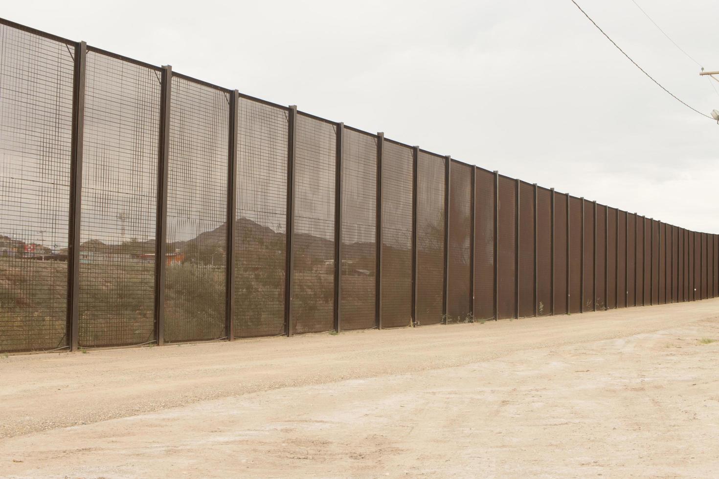 EL passo, Texas, Stati Uniti d'America settembre 29, 2022 confine parete lungo il noi Messico confine vicino centro EL paso foto