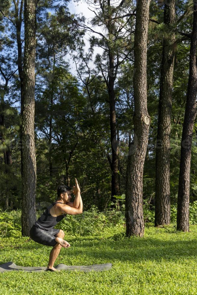 giovane uomo, fare yoga o reiki, nel il foresta molto verde vegetazione, nel Messico, guadalajara, bosque colomi, ispanico, foto