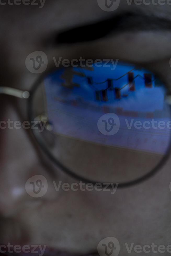 grave donna Guardando il azione mercato a notte, voi può vedere il azione foto