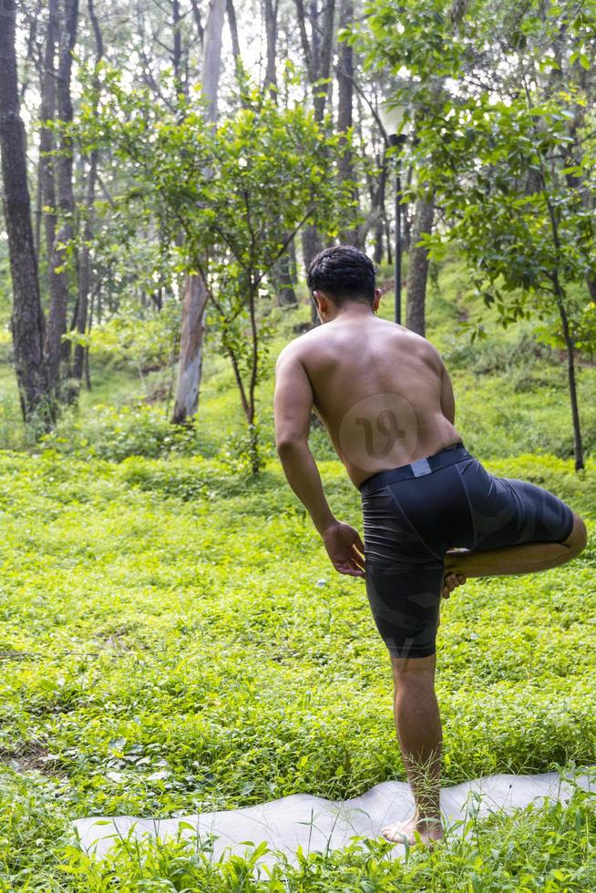 giovane uomo, fare yoga o reiki, nel il foresta molto verde vegetazione, nel Messico, guadalajara, bosque colomi, ispanico, foto