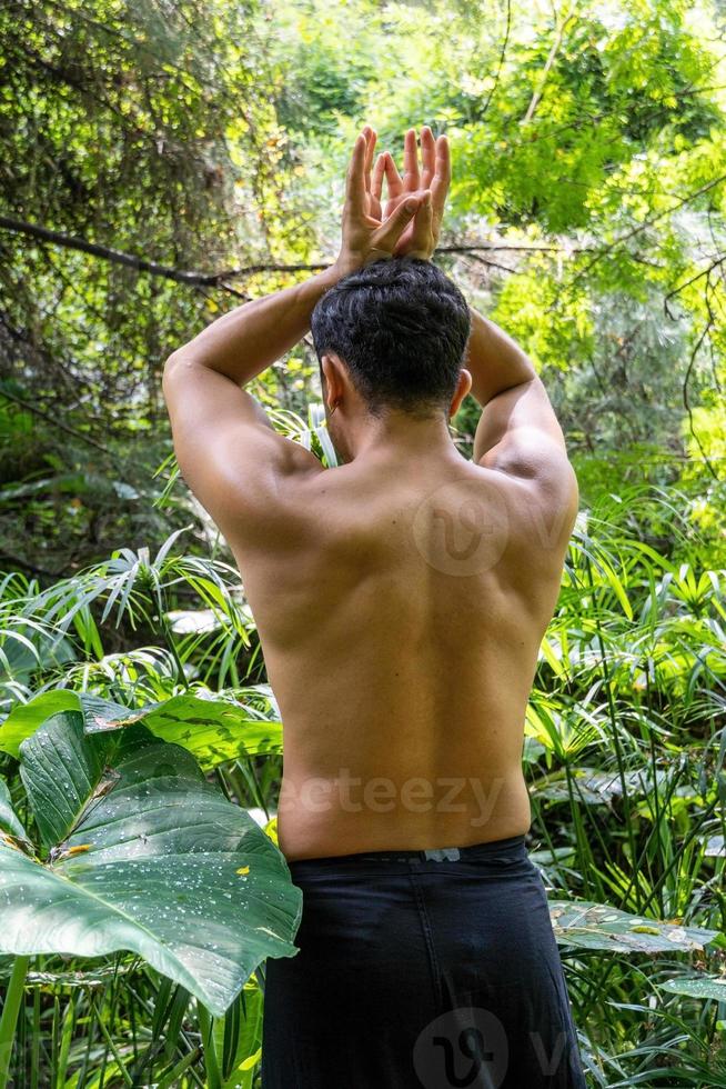 giovane uomo fare meditazione su un' scala nel un' foresta, Messico foto