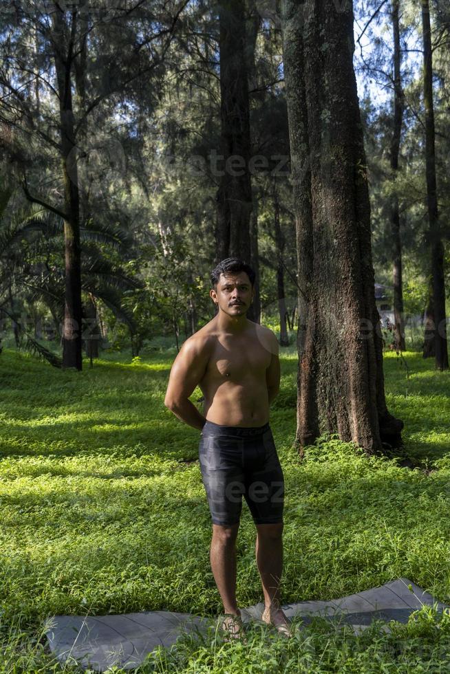 giovane uomo, fare yoga o reiki, nel il foresta molto verde vegetazione, nel Messico, guadalajara, bosque colomi, ispanico, foto