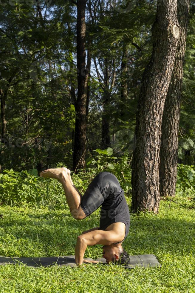 giovane uomo, fare yoga o reiki, nel il foresta molto verde vegetazione, nel Messico, guadalajara, bosque colomi, ispanico, foto