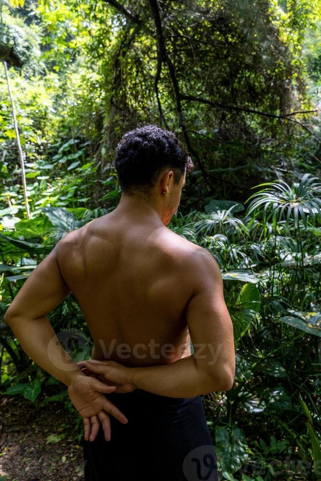 yoga meditazione all'aperto. raggiante Sette tutti chakra. uomo pratica yoga, Messico, gualdjara foto